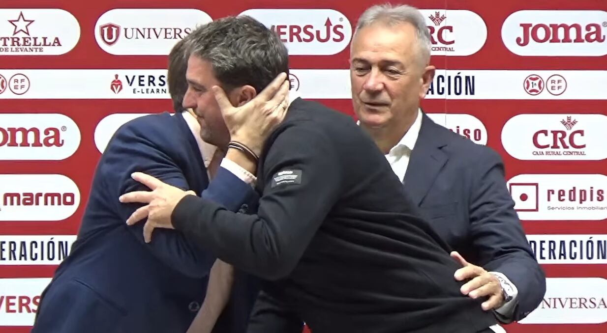 Asier Goiria se abraza con Juanjo Fernández y Felipe Moreno