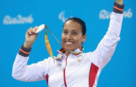 Teresa Perales posa feliz con su medalla de plata