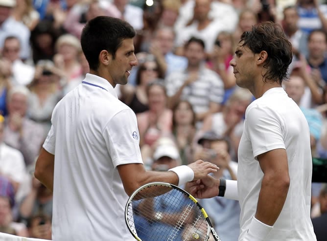 El serbio Novak Djokovic saluda al español Rafael Nadal después en Wimbledon