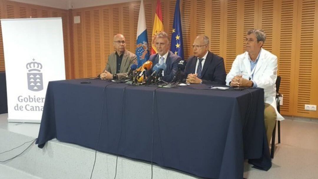 El presidente del Gobierno de Canarias, Ángel Víctor Tores, comparece junto a Casimiro Curbelo, el presidente insular de La Gomera y autoridades sanitarias