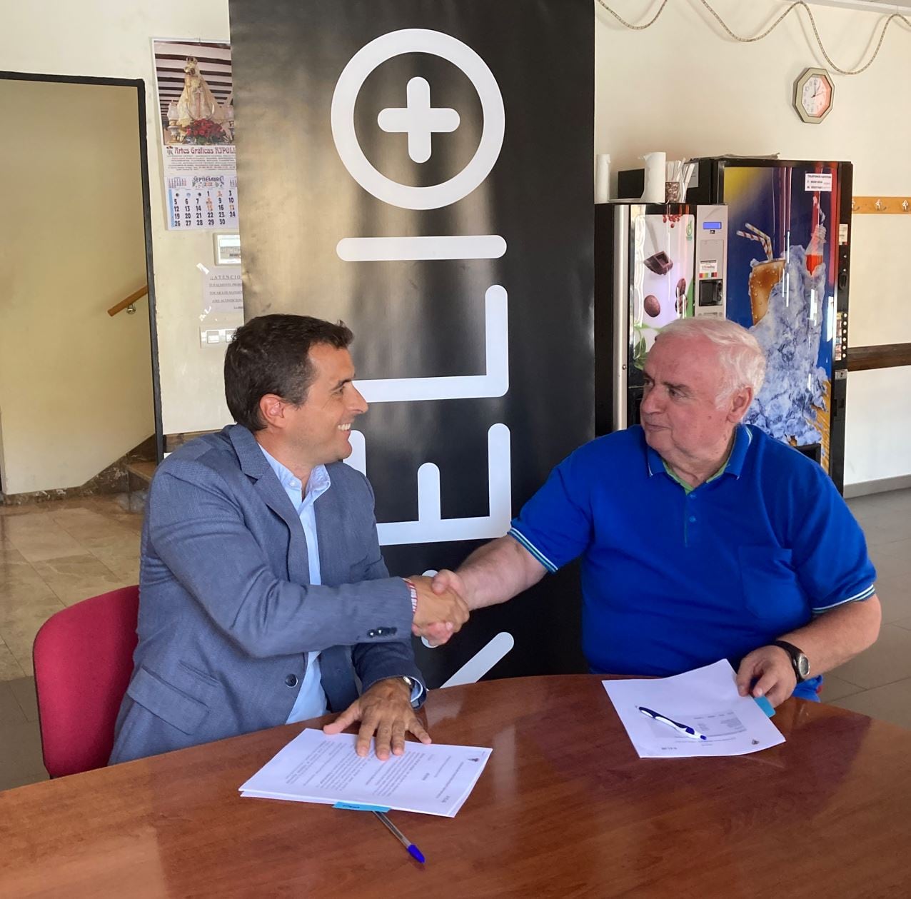 Momento de la firma del acuerdo con José Enrique Pardo, responsable de X-ELIO en la Comunidad Valenciana y Murcia y por el presidente del Villena C.F., Juan Mateo Melenchón.