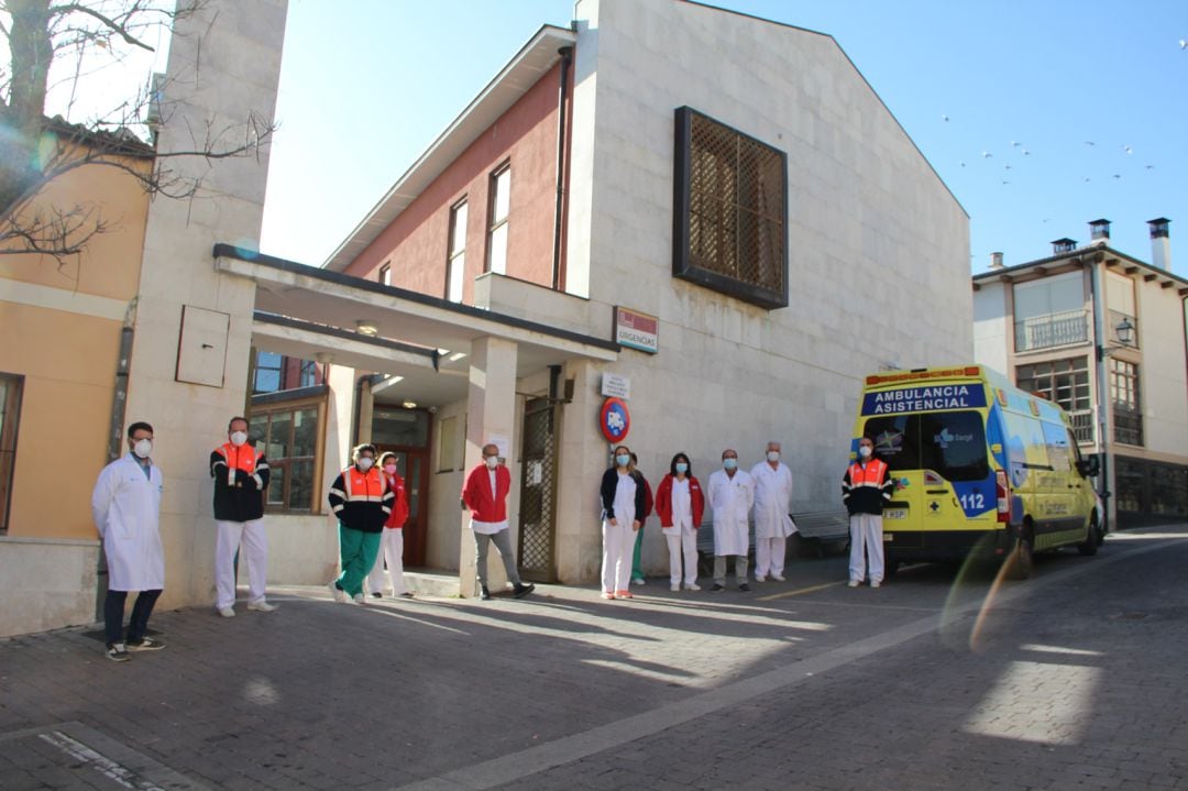 Concentración de los sanitarios a las puertas del Centro de Salud de Cuéllar