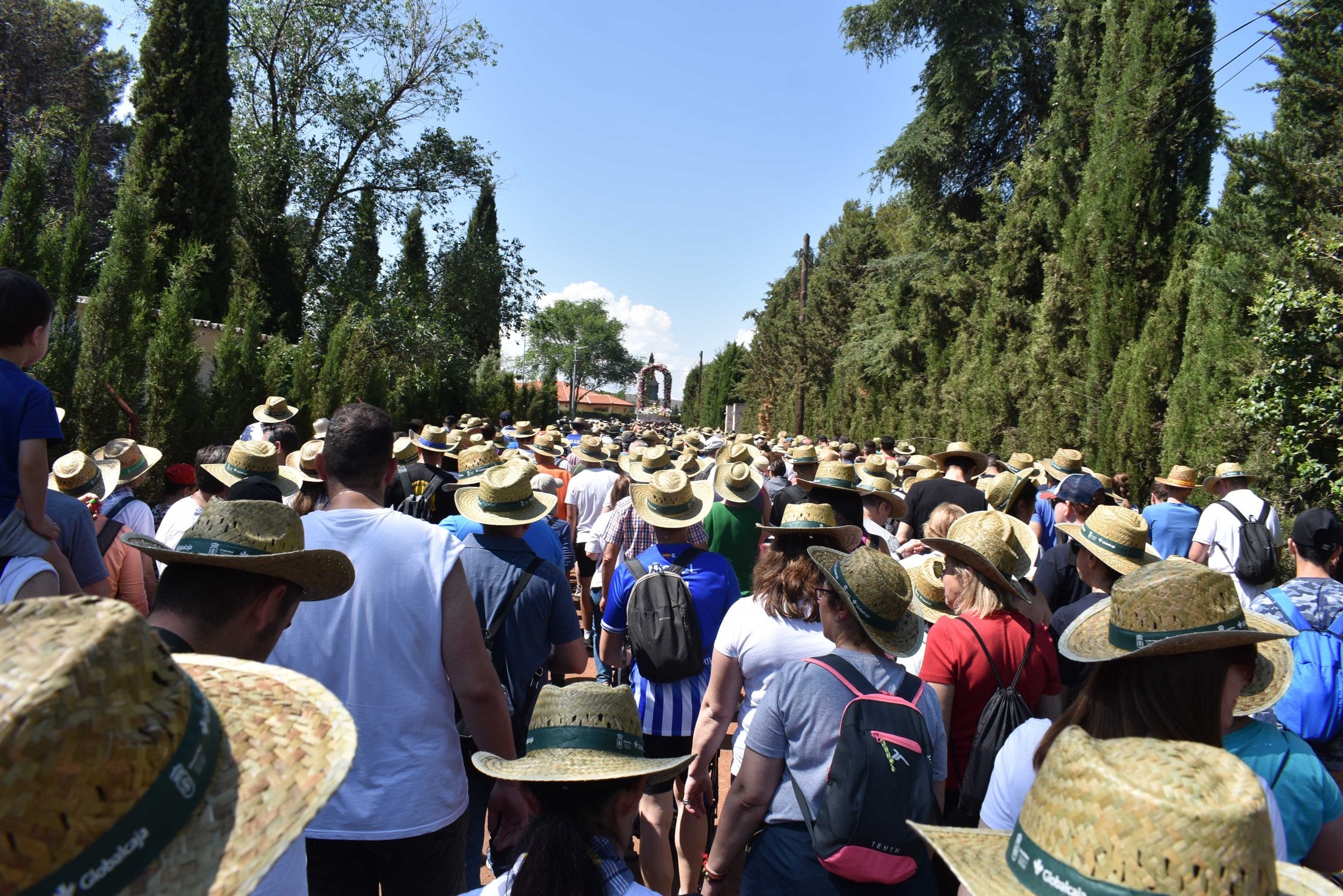 Traslado de la Virgen de Alarcos con cientos de personas en procesión a pie