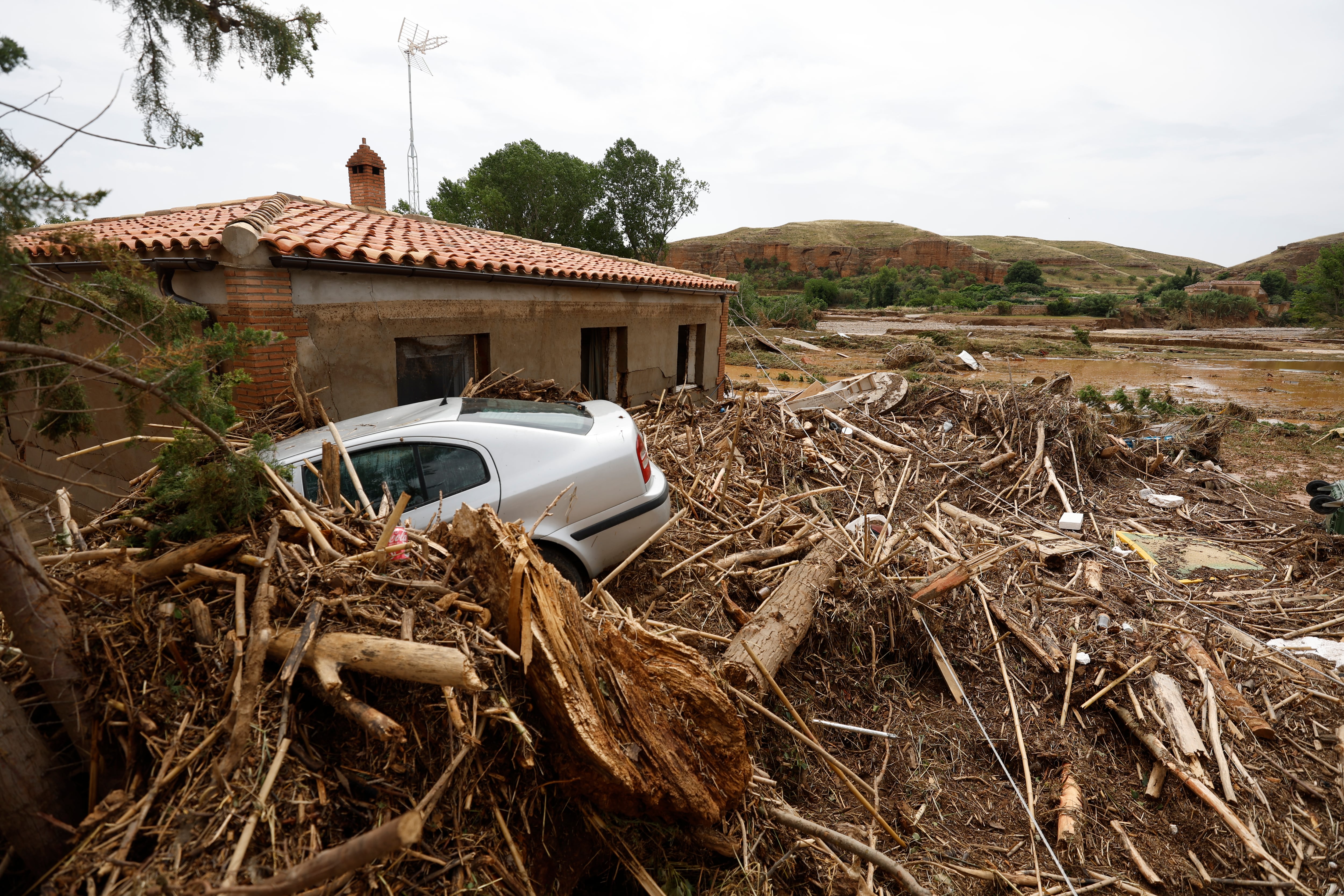 AZUARA (ZARAGOZA), 15/06/2025.- Estado del municipio de Azuara (Zaragoza), que amaneció bajo un sol radiante que contrasta con la desolación de sus calles, cubiertas de barro, tras las intensas tormentas de la noche anterior que han provocado cuantiosos daños materiales. EFE/ Javier Cebollada