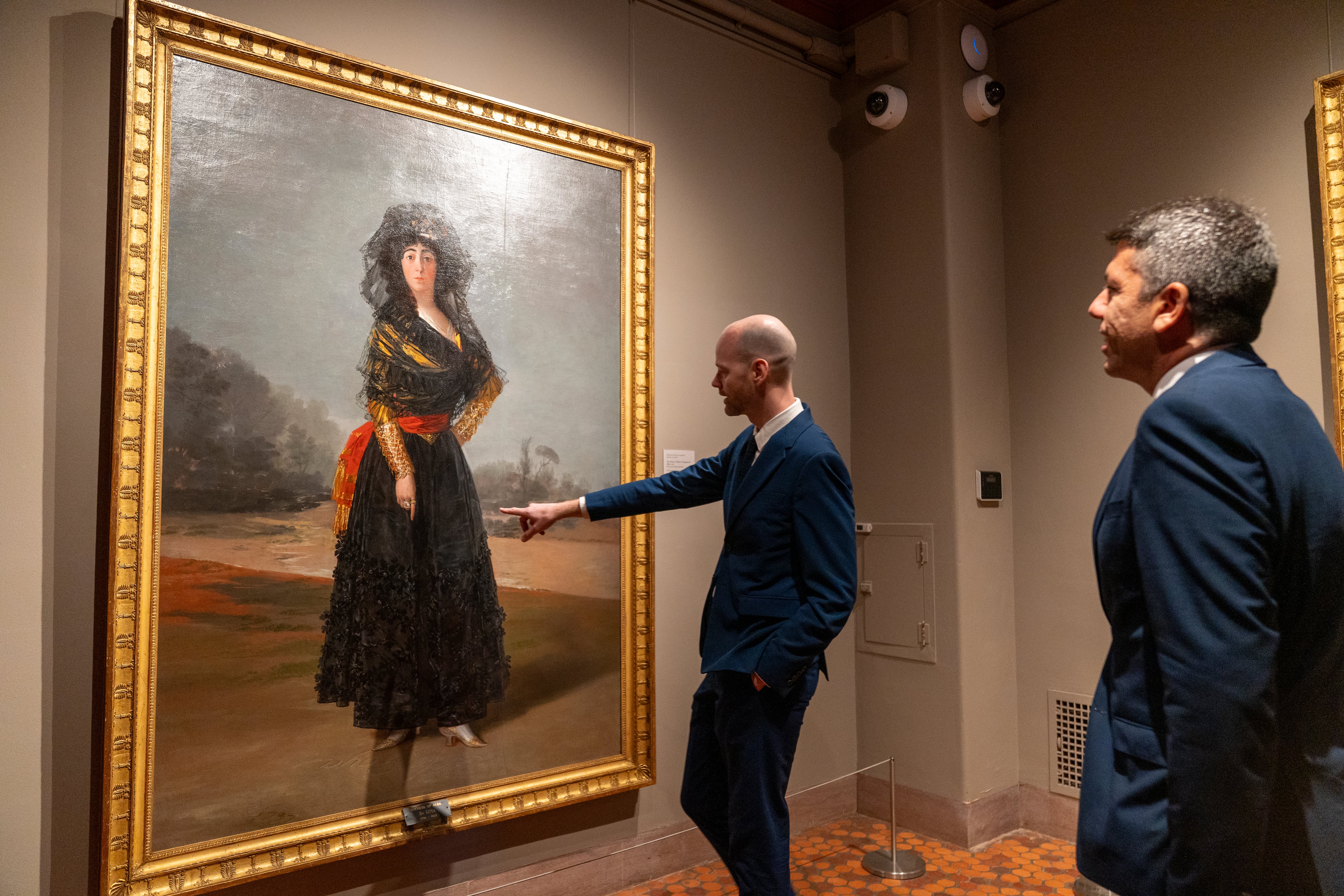 El presidente de la Generalitat valenciana, Carlos Mazón (d), y el director de la Hispanic Society, Guillaume Kientz, recorren el museo este jueves, en Nueva York (Estados Unidos)