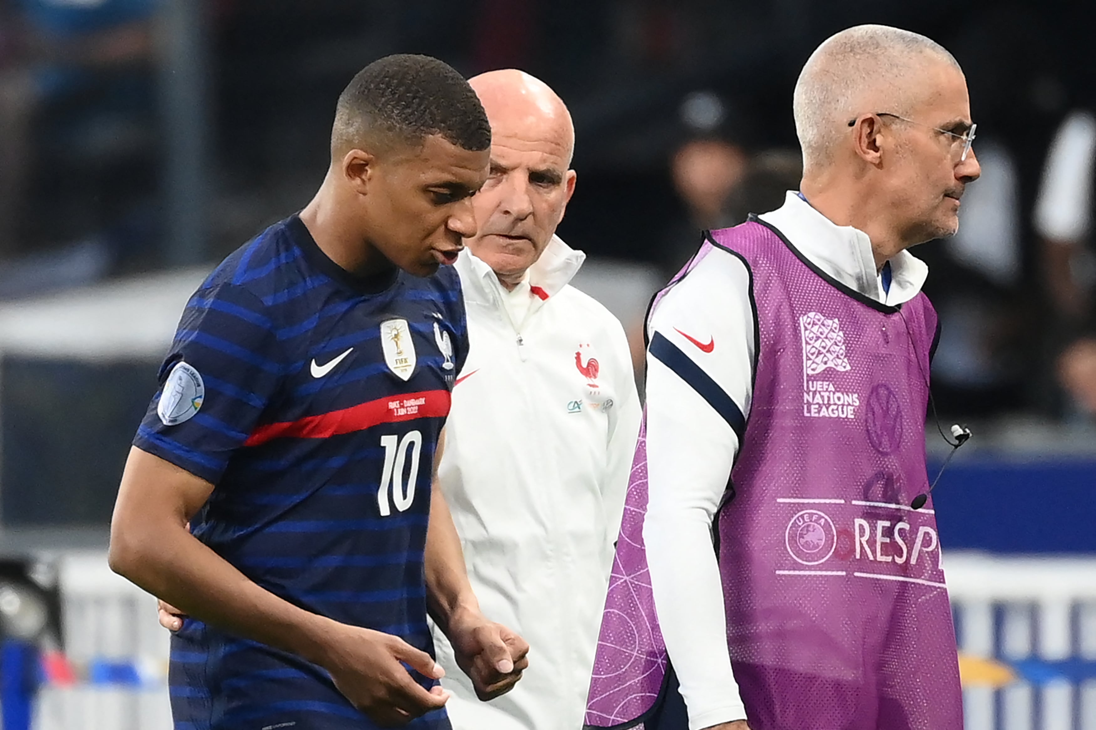 Kylian Mbappé abandonó el terreno de juego.