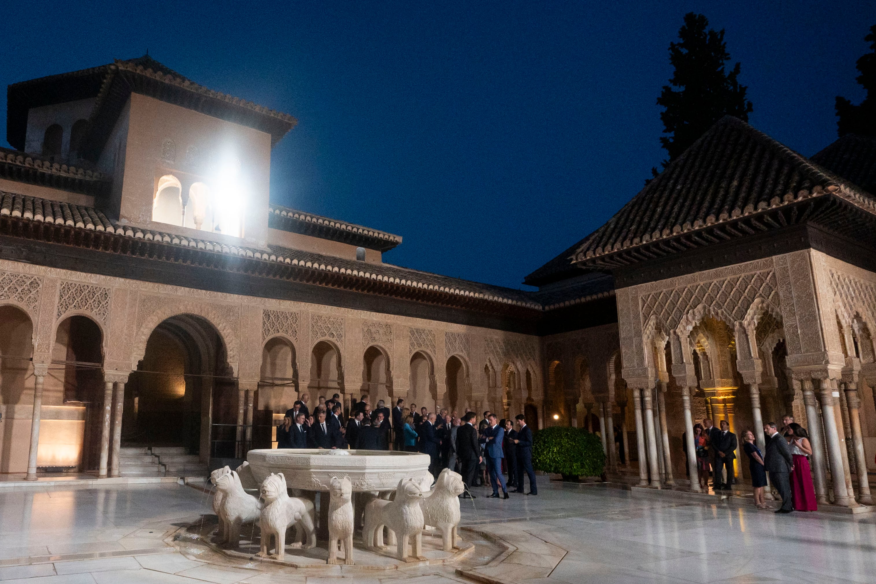 Los mandatarios europeos visitan al Patio de los Leones de la Alhambra, dentro de la III Cumbre de la Comunidad Política Europea (CPE), este jueves en Granada