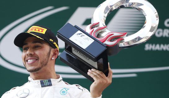 Hamilton posa con el trofeo