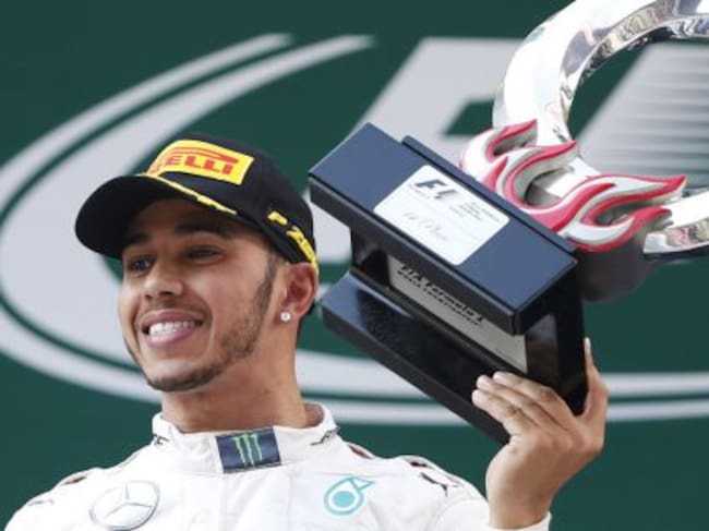 Hamilton posa con el trofeo