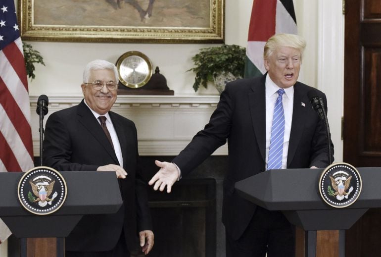 El presidente estadounidense, Donald J. Trump (d), y su homólogo palestino Mahmoud Abbas (i), durante una rueda de prensa conjunta en la Casa Blanca en Washington