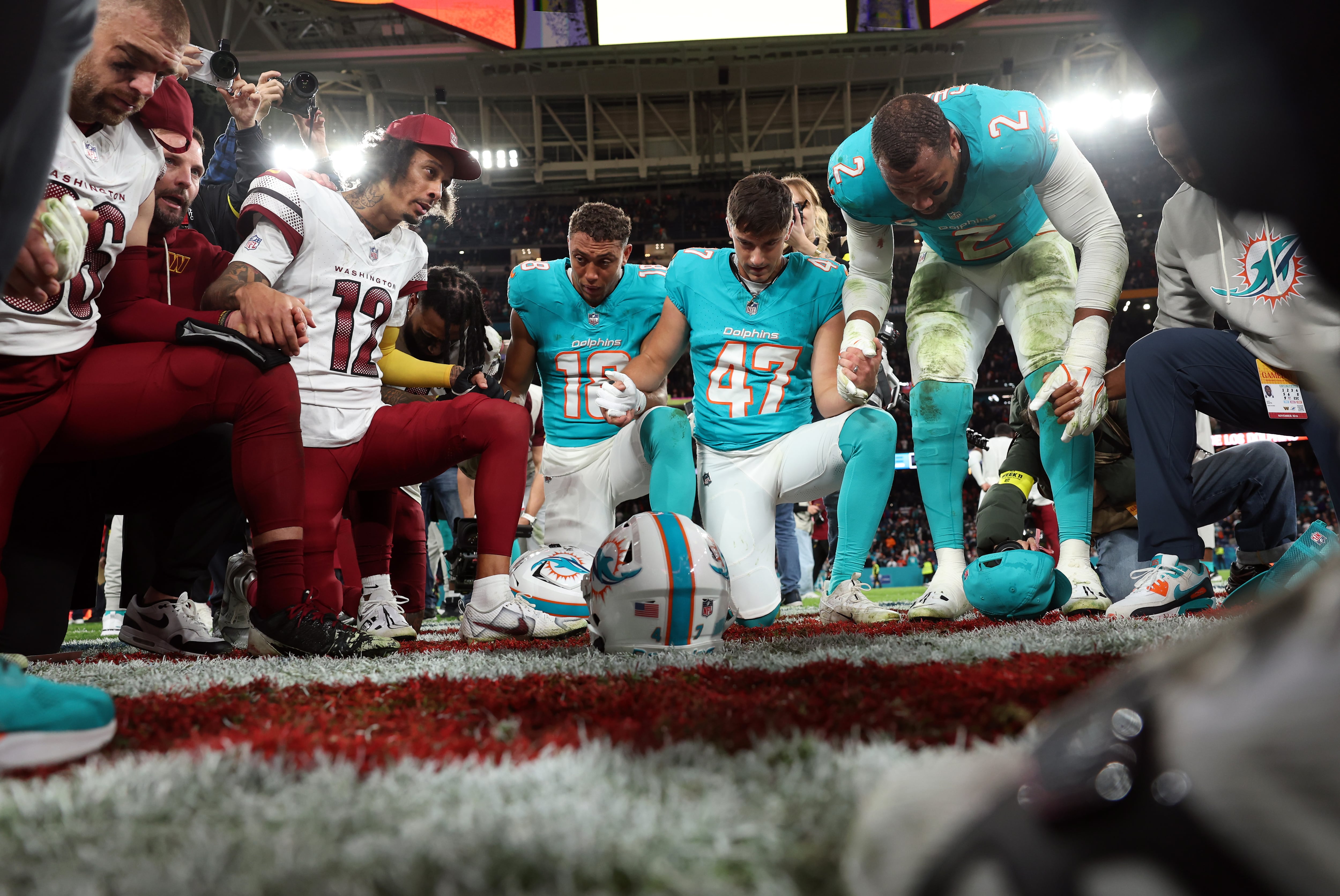 Los jugadores de Dolphins y Commanders, durante el Madrid Game. (Florencia Tan Jun/Getty Images)