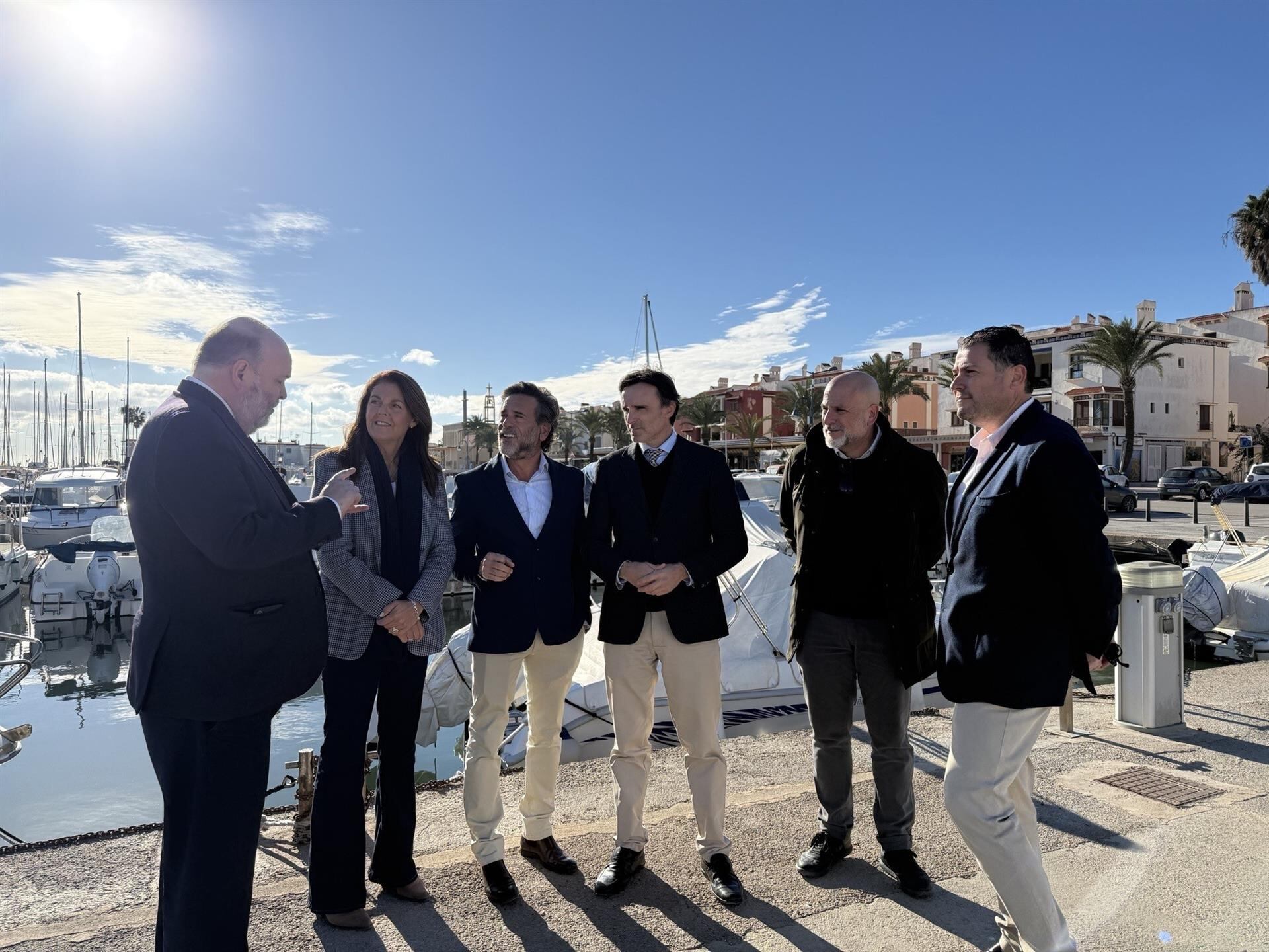 El consejero de Fomento e Infraestructuras, Jorge García Montoro, visita el puerto pesquero-deportivo de Cabo de Palos