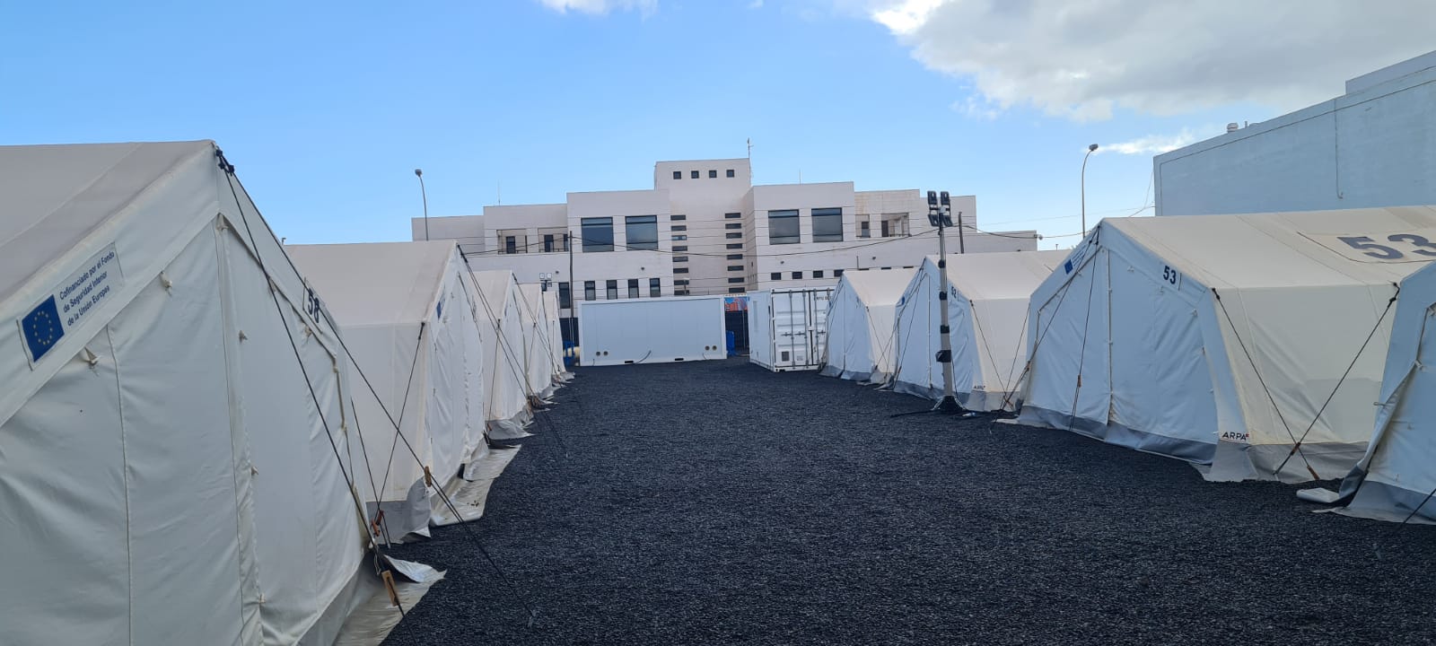 Interior del Centro de Acogida Temporal de Emigrantes impulsado por Interior tras la comisaría de la Policía Nacional de Arrecife.