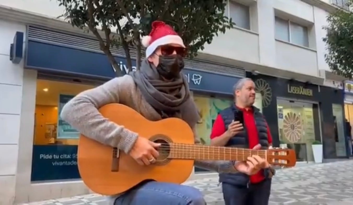 El cantante ocultaba su rostro con mascarilla y gafas de sol.