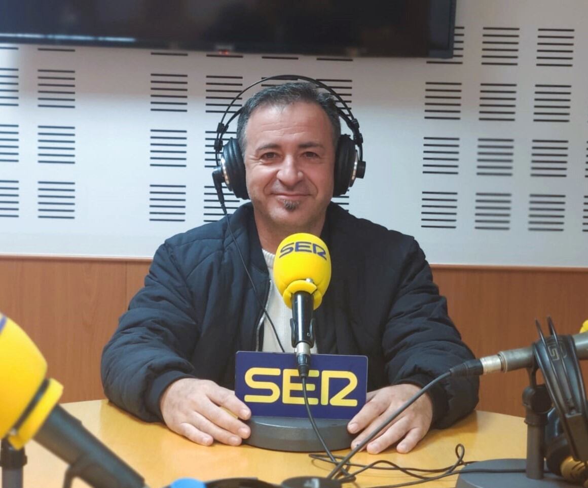 Javier Andreo, desde los estudios de Radio Lorca