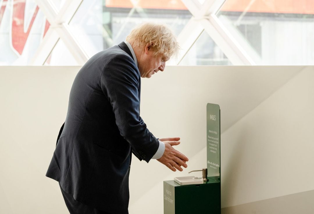 Johnson se lava las manos en una visita oficial.