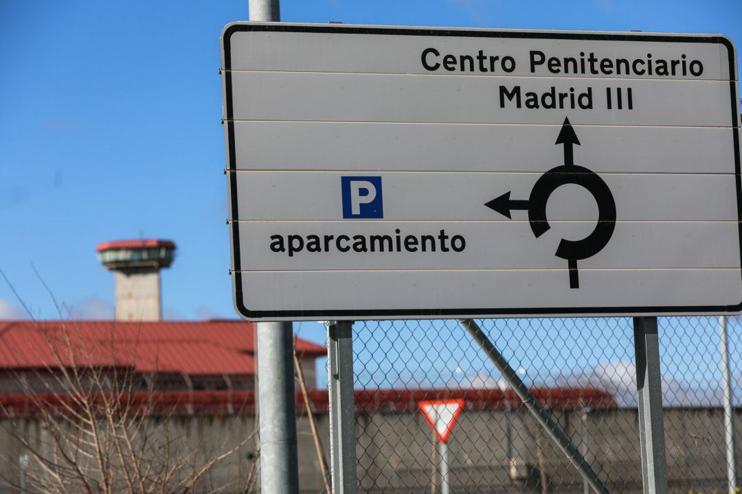 Un cartel indica la dirección a la entrada de la Cárcel de Valdemoro (Centro Penitenciario Madrid III), junto al exterior de la prisión, en Valdemoro Madrid.