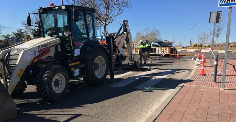 Operarios de Alcobendas trabajan ya para arreglar el socavón