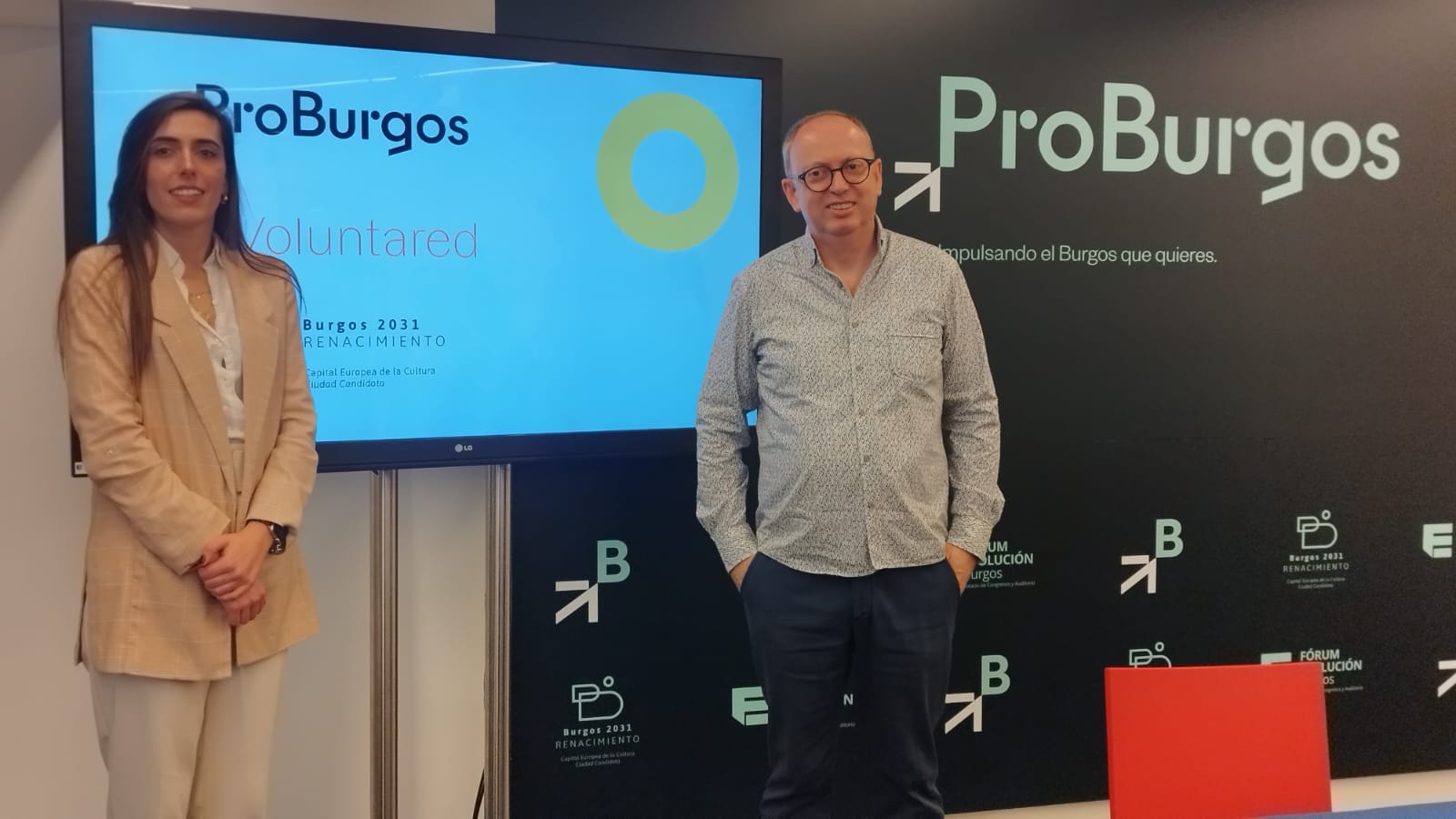 Andrea Ballesteros, presidenta de ProBurgos, junto a Juan José Ángel Madrid, portavoz de la plataforma Voluntared. / Foto: Radio Castilla