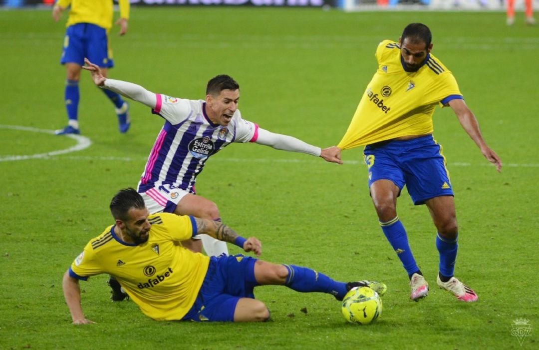 Alcaraz disputa un balón ante Negredo y Fali en el partido que los vallisoletanos jugaron en Cádiz la pasada temporada.