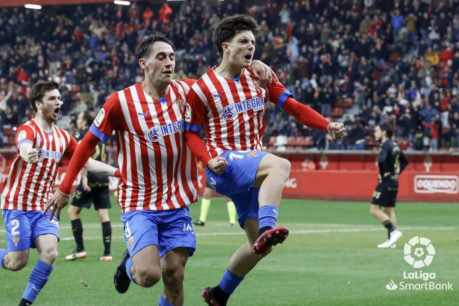 Dani Queipo, acompañado por Pedro Díaz, celebra su gol al Tenerife