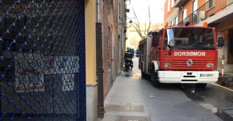 Los bomberos han extinguido el fuego que se declaraba a primera hora de la tarde