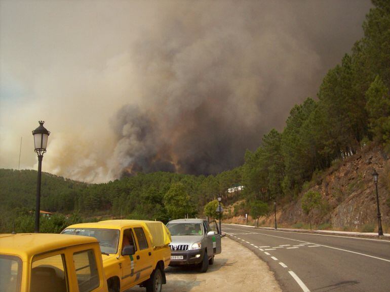 Efectivos contra incendios durante el incendio de Sierra de Gata