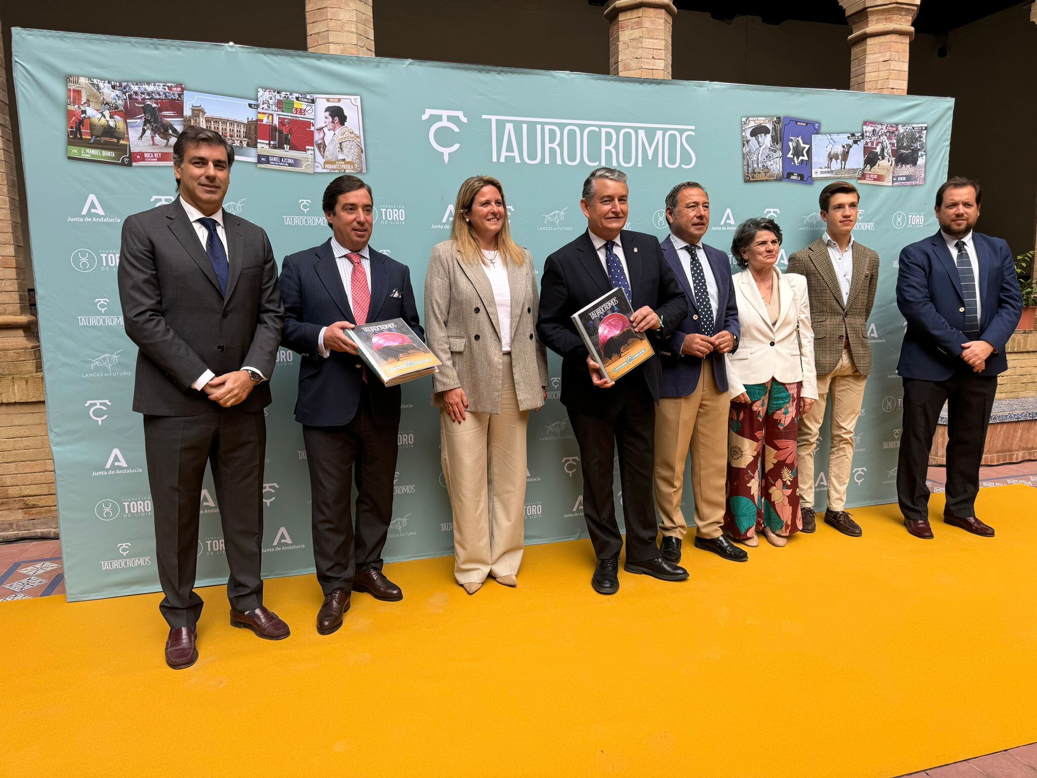 Foto de familia en la presentación de Taurocromos este lunes en el Museo de Artes y Costumbres Populares