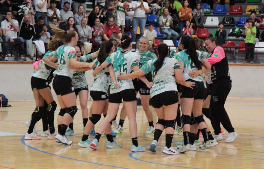 Las jugadoras del Elche Atticgo celebran su pase a la final de la European Cup