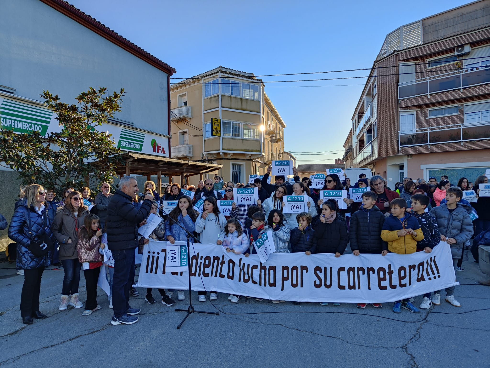 Movilización en Tardienta por la carretera que llega a Almudévar