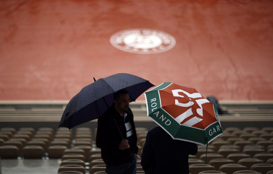 Dos espectadores observan la lluvia caer durante la jornada del miércoles en Roland Garros.