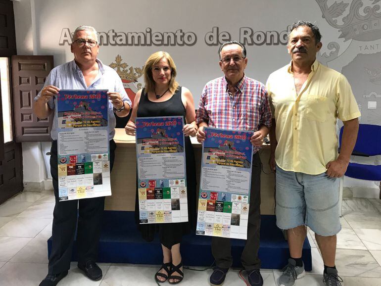 José Mª Viruel, vicepresidente de la asociación de vecinos Joaquín Peinado; junto a Mª Paz Aguilar, delegada municipal de Participación Ciudadana; Miguel Ordoñez, vocal de Fiestas; y Carlos Salas, vocal de Cultura y Deportes.