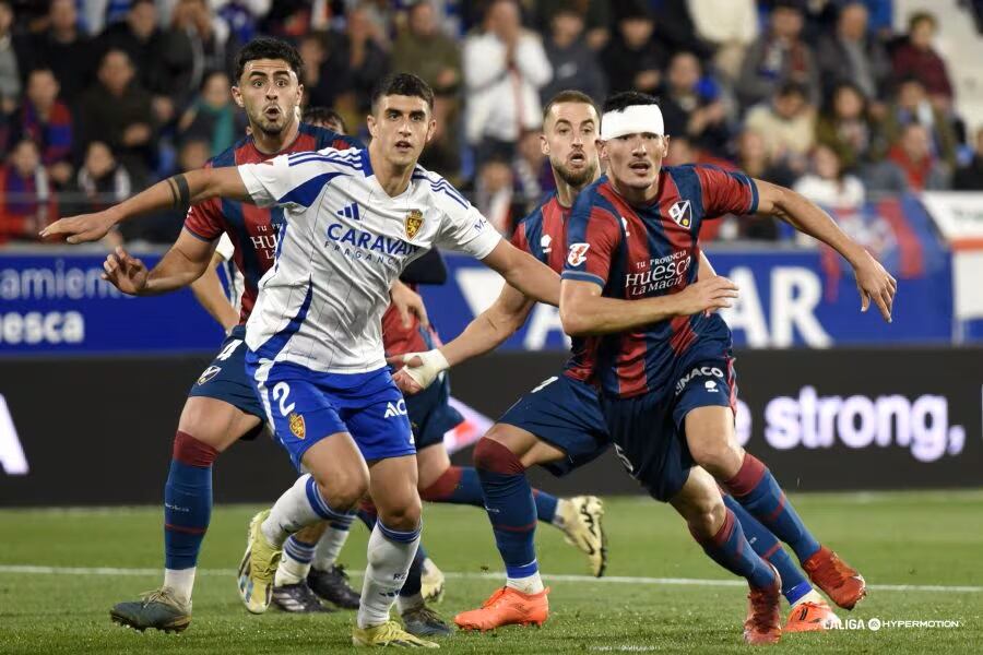 Marcos Luna lucha por un balón en el partido jugado en El Alcoraz en la primera vuelta