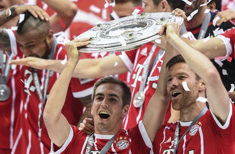 Lahm y Alonso levantan el trofeo de la Bundesliga