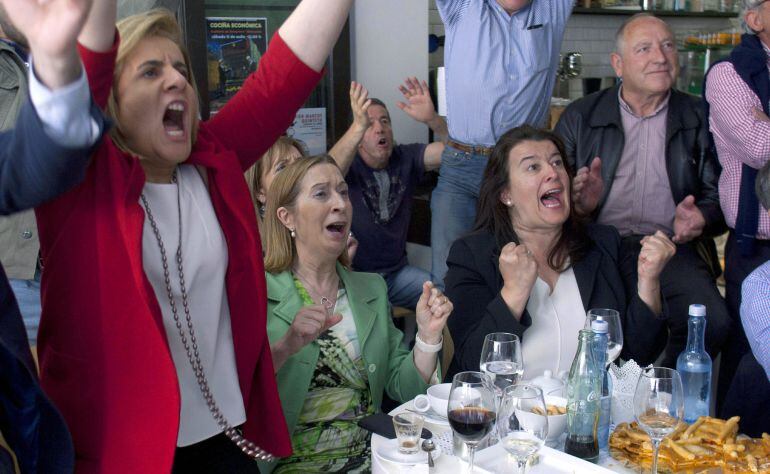 La ministra de Fomento en funciones, Ana Pastor, y la de Empleo, Fátima Báñez, celebran el gol que ha marcado la selección española, junto a concejales y afiliados del PP en Redondela (Pontevedra)