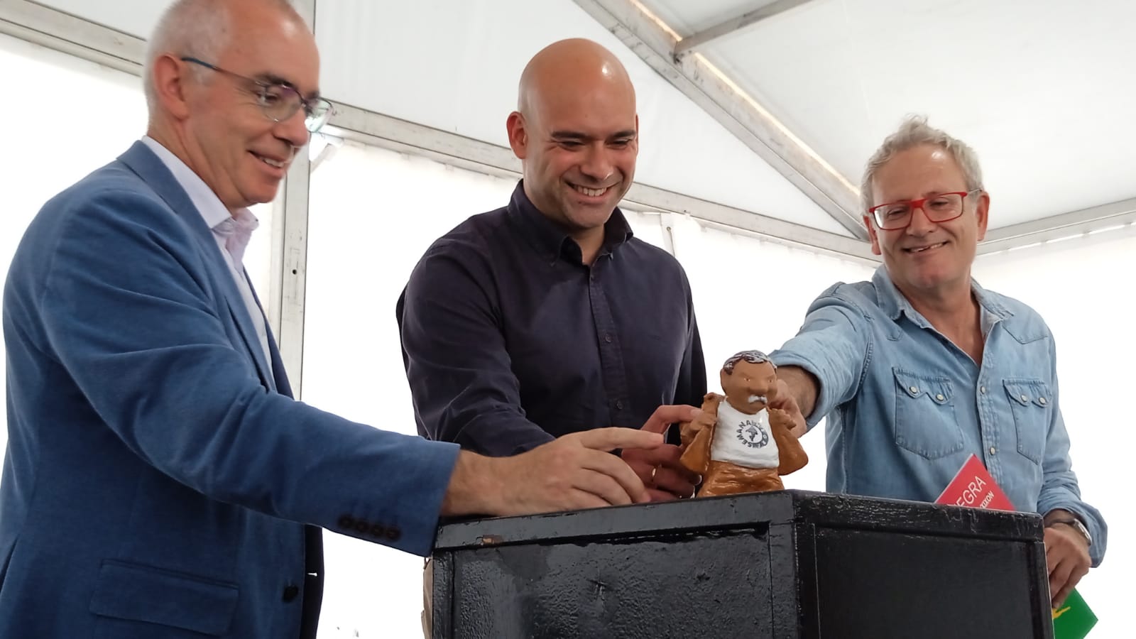 Las autoridades posan con Rugo en la presentación de la Semana Negra de Gijón.