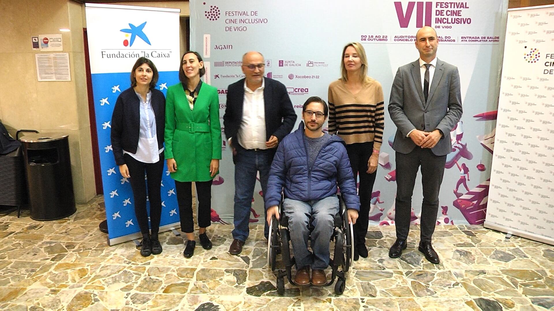 Los co-directores,  Gonzalo Suárez (en medio) y Teresa Barberana (a la izquierda) junto a representantes de Diputación, Concello, Xunta y Caixabank.