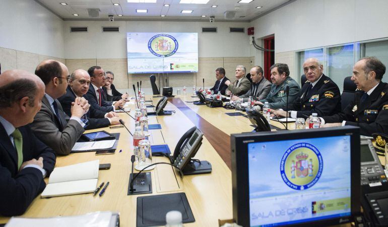 GRA207. MADRID, 07/01/2015.- El ministro del Interior, Jorge Fernández Díaz (3i), durante la reunión que ha mantenido esta tarde con los máximos responsables de la lucha antiterrorista para analizar el atentado perpetrado en la revista satírica francesa C