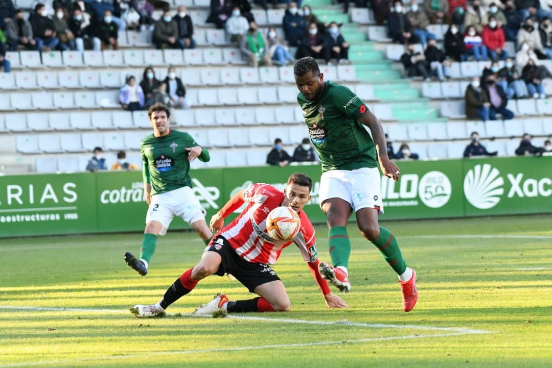 Simic disputa una pelota a Nathan. 