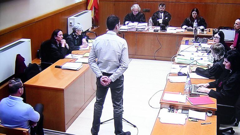 Imatge general de l'escopeter dels Mossos declarant al judici pel 'cas Ester Quintana' aquest 26-4-16