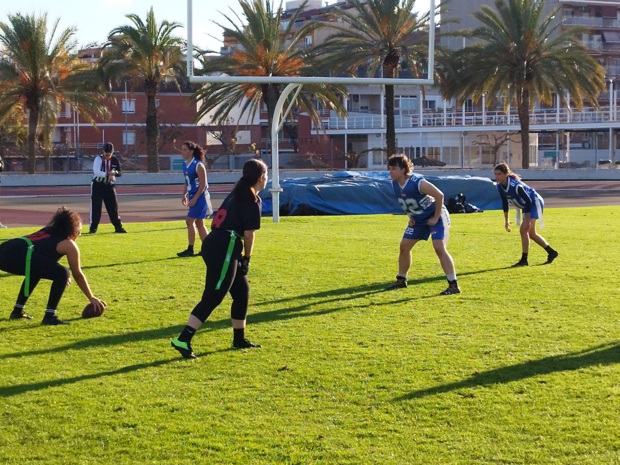 Ruth Álvarez de blau a l&#039;esquerra i Noa Moll a la dreta amb l&#039;equip de les Búfals de Barcelona  en un partit de futbol-flag abans de començar la lliga nacional de futbol americà de contacte.