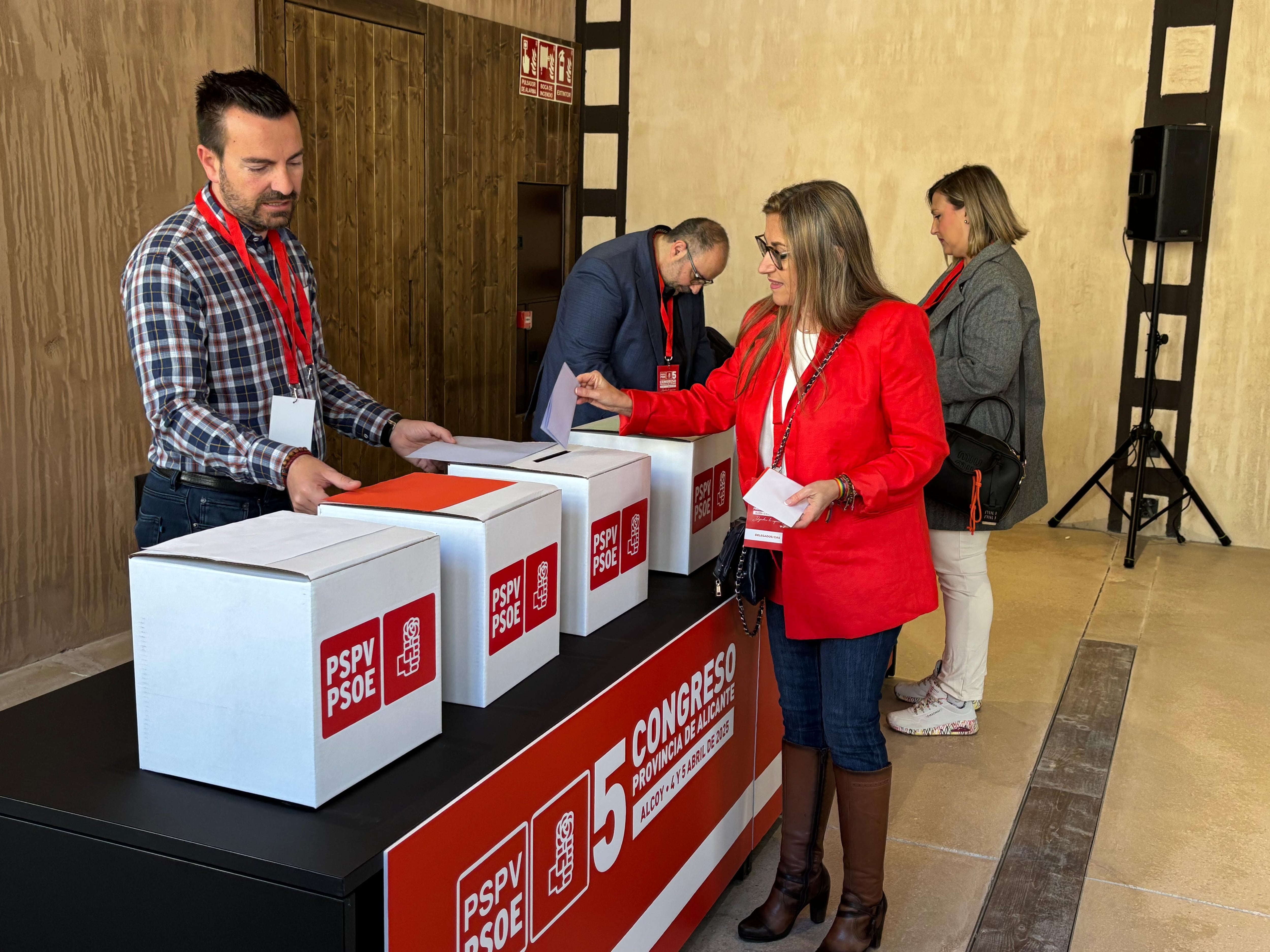 La secretaria general de los socialistas sanvicenteros, Asun París, en el Congreso Provincial celebrado en Alcoy