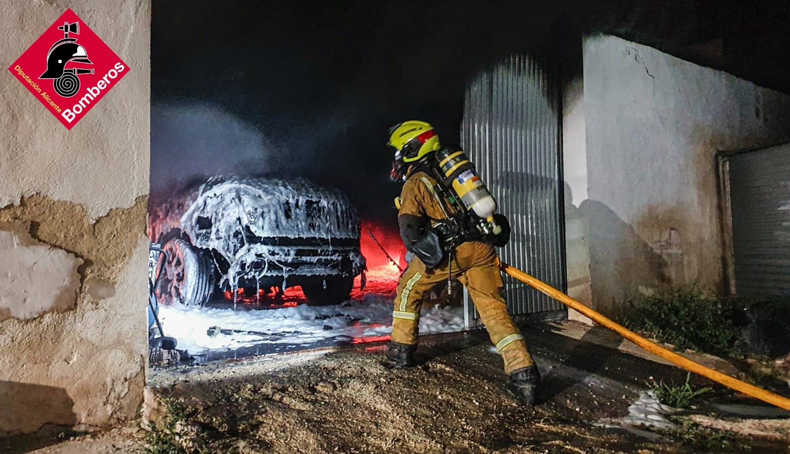 Un momento de la intervención de los bomberos en la Partida Barrina Norte de Benidorm / CPBA