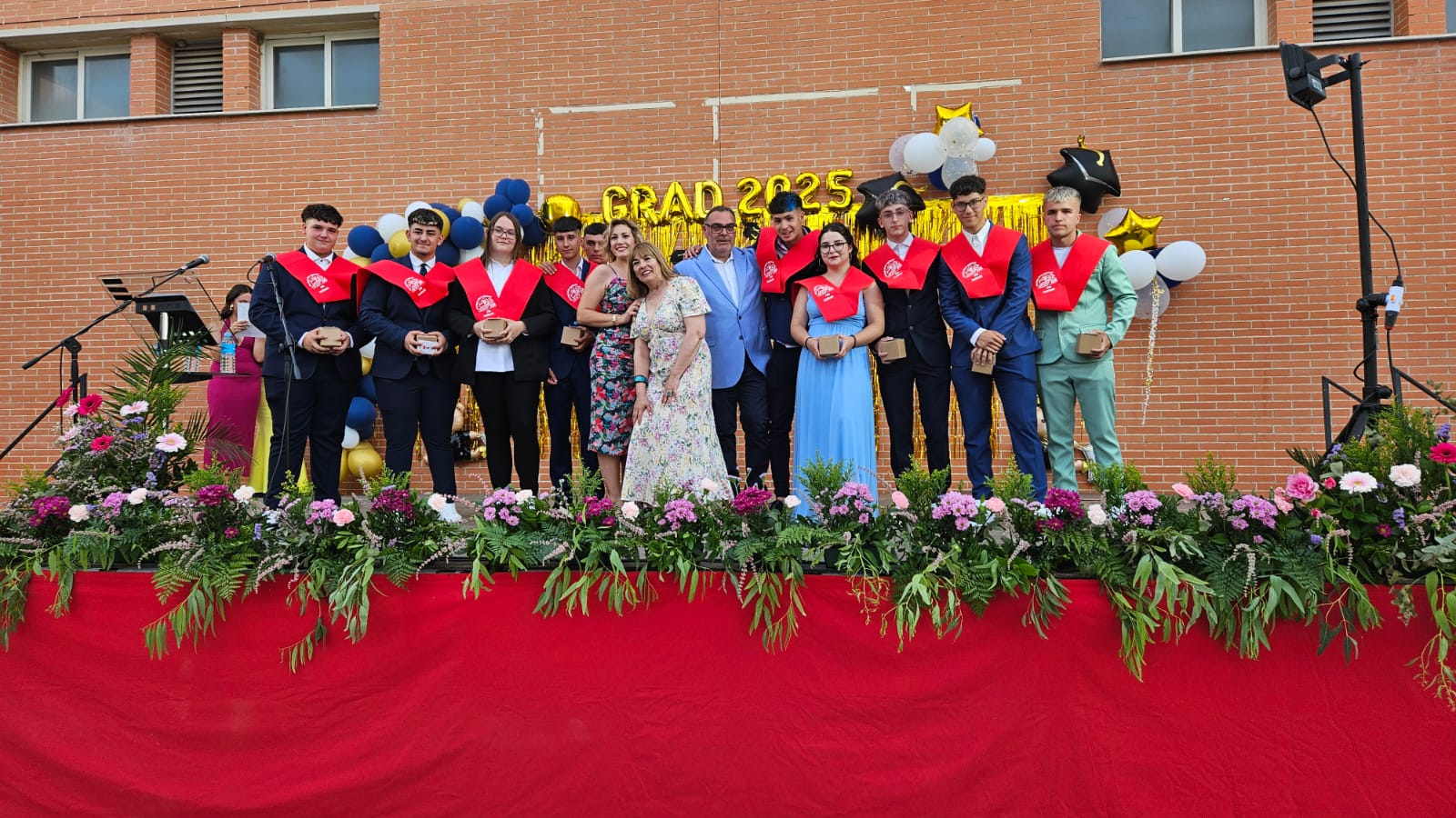Foto de familia con el grupo de FP Básica de Jardinería y Composiciones Florales