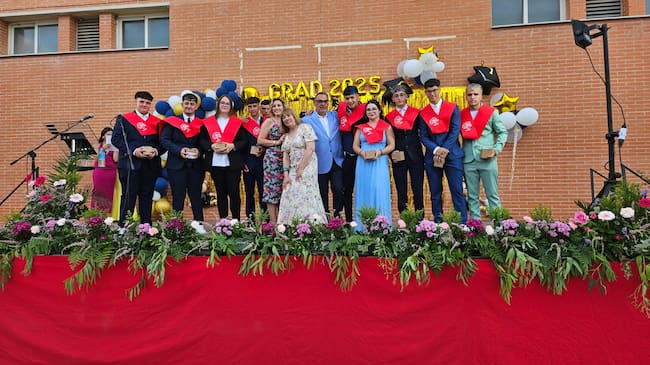 Foto de familia con el grupo de FP Básica de Jardinería y Composiciones Florales