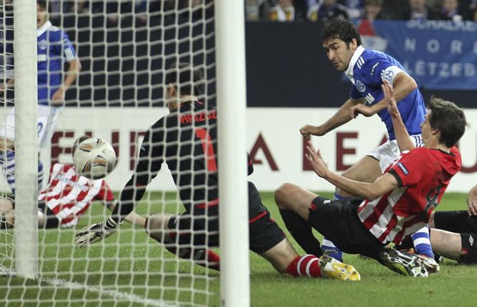 Raúl Gonzalez Blanco (d), jugador del Schalke, marca el 1-1 ante el portero del Athletic Club Bilbao, Gorka Iraizoz (1), durante el partido de ida de cuartos de final de la Liga Europa que sus equipos disputaron en el estadio Arena AufSchalke de Gelsenkir