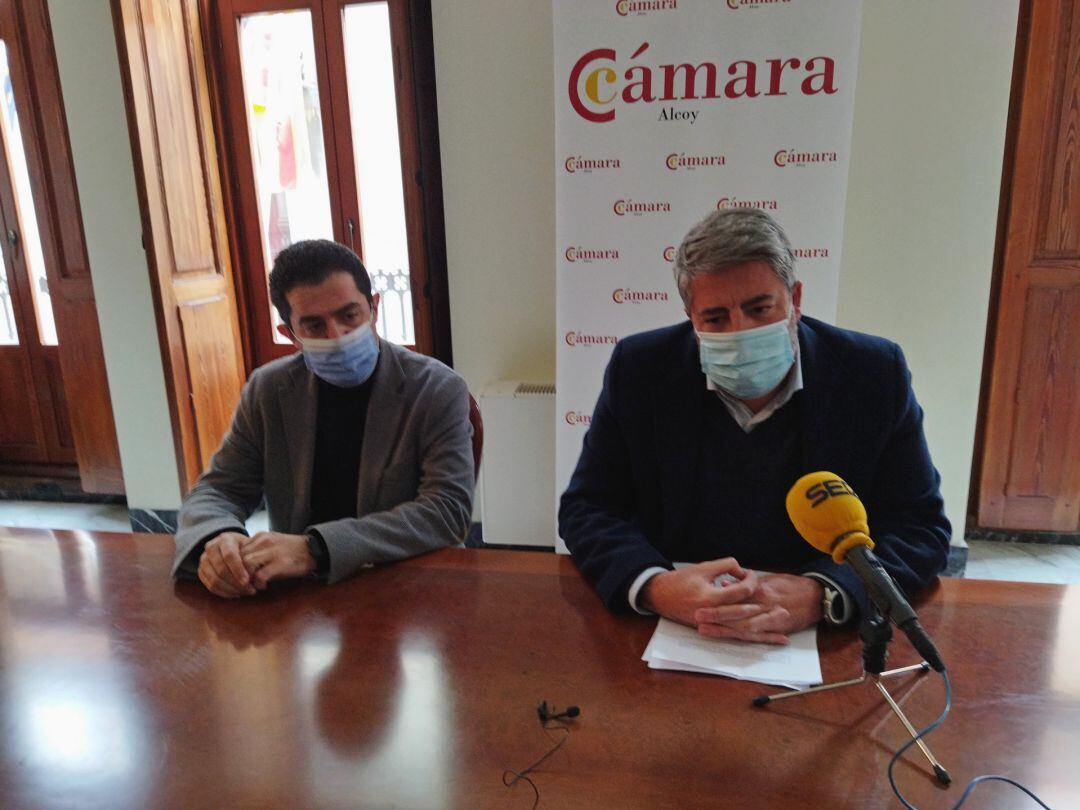 Antonio Francés, alcalde de Alcoy, y Pablo de Gracia, presidente de la Cámara de Comercio de Alcoy, presentando este viernes los primeros Premios Cámara de Alcoy.