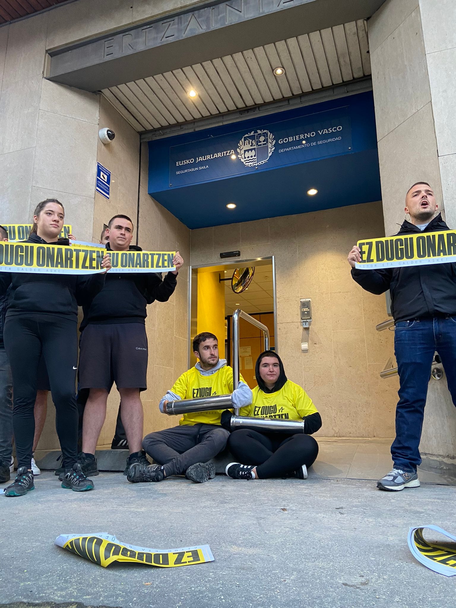 Dos jovenes se han encadenados en la Comisaría de Olaguibel