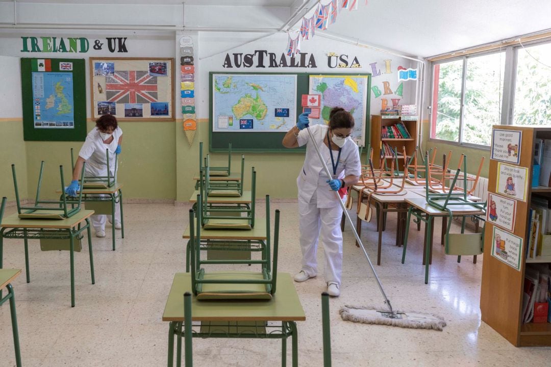 Dos trabajadores del servicio de limpieza del Ayuntemiento de Murcia durante las labores de desinfección del colegio de San Juan de cara al inicio de curso y que se mantendrá a lo largo de todo el curso. 