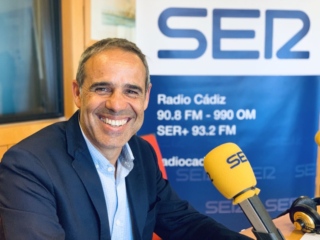 El subdelegado del Gobierno, José Pacheco, en los estudios de Radio Cádiz